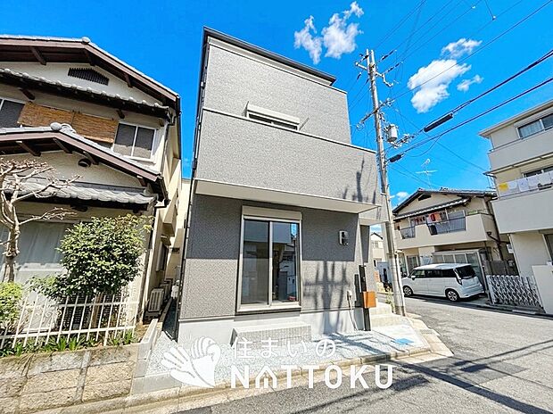 【現地写真（外観）】軽くて火災に強い屋根材を採用し、地震時の建物への負担や揺れを軽減しています。