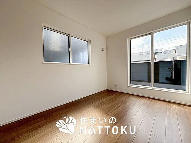 【現地写真（寝室）】木目の美しさを際立たせるシンプルデザインの建具を使用しています。