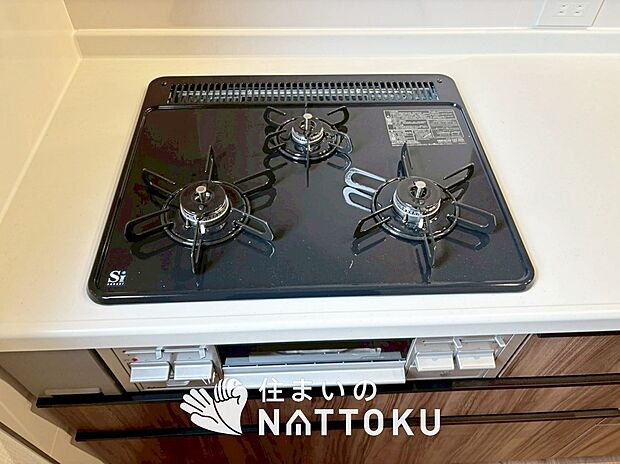 【ビルトインコンロ】フラットな構造で清掃性が高く、過熱防止センサー付３口タイプで日頃の家事も快適です。