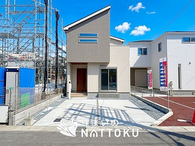 【現地写真（街並み）】がっしりとした骨組で安心、建築基準法で定められた壁量の１.３倍を確保しています。