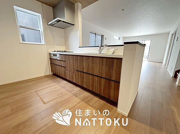 【現地写真（キッチン）】収納たっぷりのシステムキッチン、浄水器付水栓を標準装備しています。