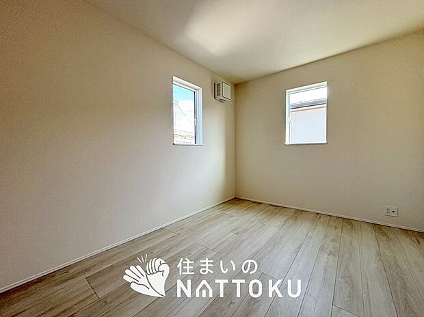 【現地写真（玄関）】玄関には、大型のシューズ収納を設置しています。