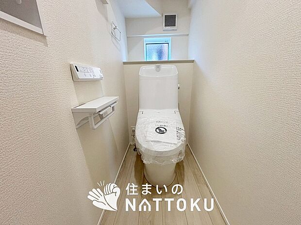 【トイレ】汚れてもサッとひと拭きでお手入れ簡単、エコ仕様の温水洗浄便座付きのトイレです。
バリアフリーにも配慮しています。
