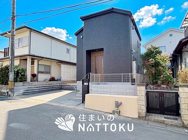 【現地写真（外観）】雨で汚れを落とし、耐久性・耐候性に優れた外壁を使用しています。