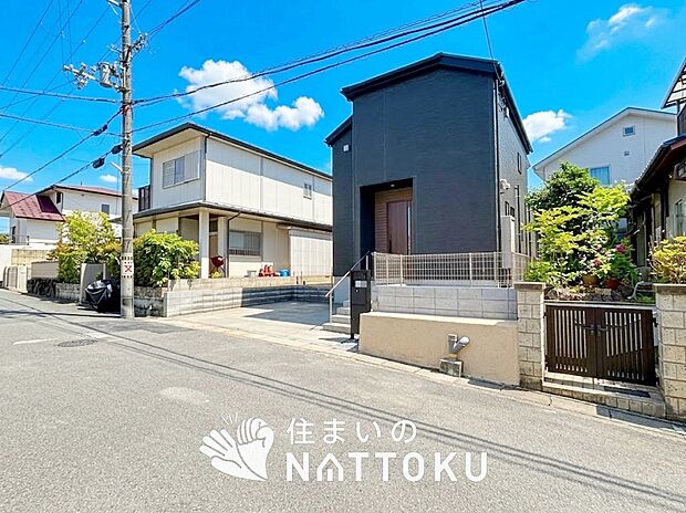 【現地写真（前道含む外観）】健康被害に配慮したもっとも安全性の高い建材を採用し、シックハウス対策をしております。