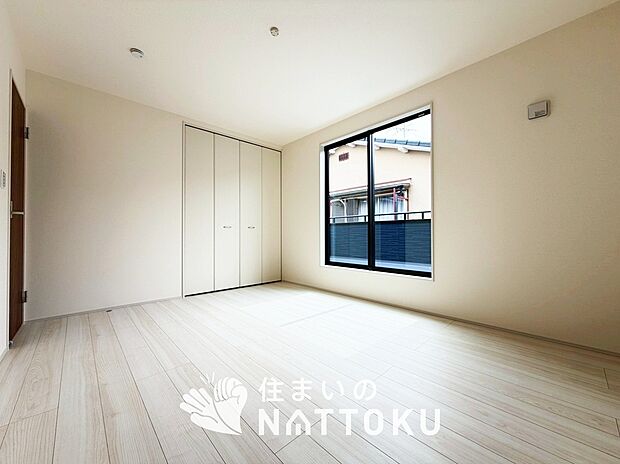 【現地写真（洋室）】木目の美しさを際立たせるシンプルデザインの建具を使用しています。