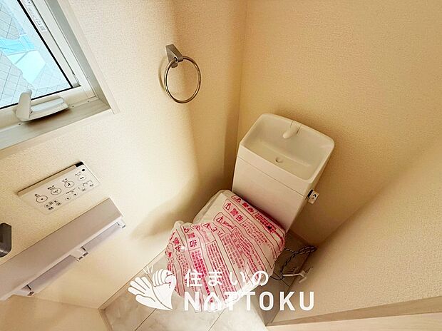 【トイレ】汚れてもサッとひと拭きでお手入れ簡単、エコ仕様の温水洗浄便座付きのトイレです。
バリアフリーにも配慮しています。
