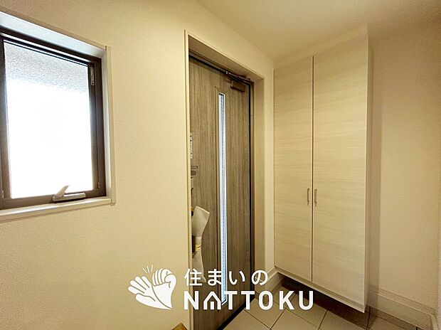 【現地写真(玄関)】玄関には、大型のシューズ収納を設置しています。