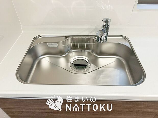 【浄水器内臓型ハンドシャワー付シンク】傷や汚れが付きにくい静音仕様の全面エンボス加工シンク。
また、蛇口の先端に浄水器を内蔵。浄水シャワーが使える毎分4リットルのたっぷり浄水。