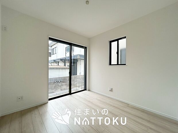 【現地写真(寝室)】木目の美しさを際立たせるシンプルデザインの建具を使用しています。