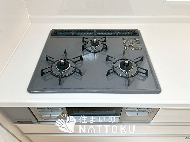【ビルトインコンロ】フラットな構造で清掃性が高く、過熱防止センサー付3口タイプで日頃の家事も快適です。