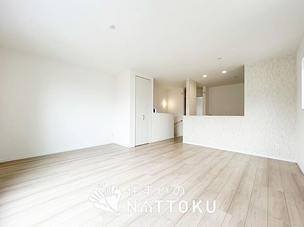 【現地写真(リビング)】フローリング材には、木目、色調など木材特有の風合いがあり、ナチュラルな美しさになっています。