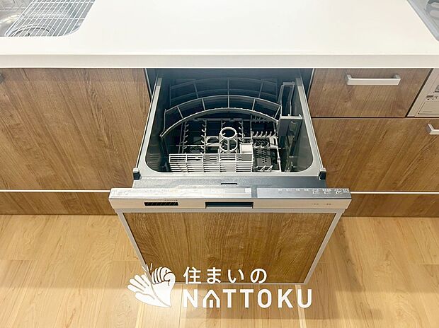 【食器洗い乾燥機】食後の時間にゆとりを与えてくれる食器洗い乾燥機。
操作ボタンも上面にあるので、腰をかがめずに操作ができラクラクです。
