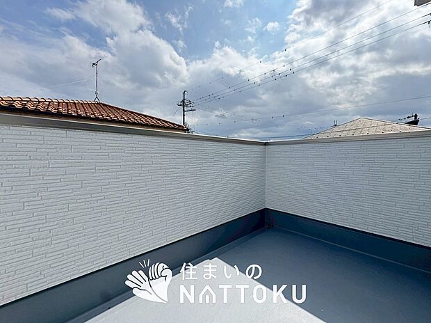 【バルコニー】奥行きが広く、洗濯物をゆったりと干せる十分な広さで、家族の洗濯も捗ります。