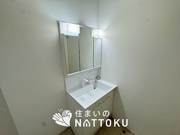 【洗面台・洗面所 】鏡の両サイドは、必要なものを取出しやすく、大きな鏡面で朝の準備も快適。
使いやすいリフトアップ機能付きのシングルレバーシャワー水栓付です。
