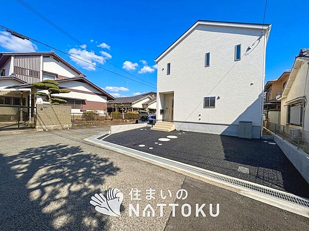 【現地写真(前道含む外観)】健康被害に配慮したもっとも安全性の高い建材を採用し、シックハウス対策をしております。