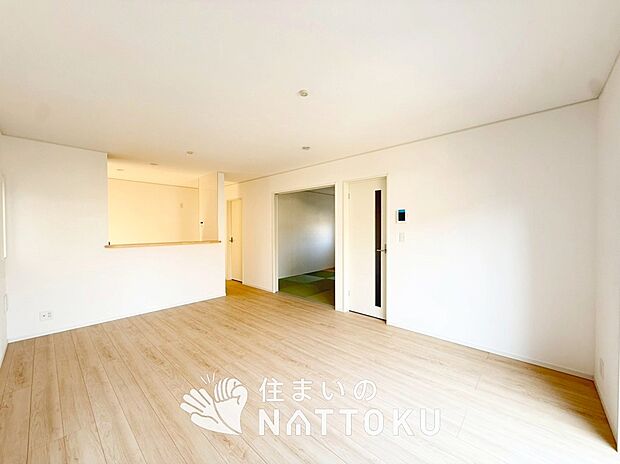 【現地写真(リビング)】フローリング材には、木目、色調など木材特有の風合いがあり、ナチュラルな美しさになっています。