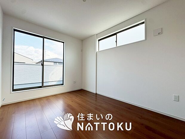 【現地写真（寝室）】木目の美しさを際立たせるシンプルデザインの建具を使用しています。