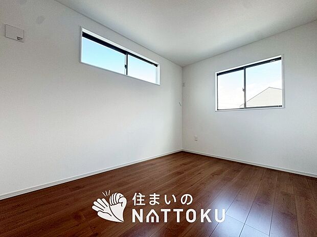 【現地写真（洋室）】木目の美しさを際立たせるシンプルデザインの建具を使用しています。