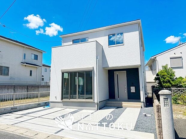 【現地写真（外観）】軽くて火災に強い屋根材を採用し、地震時の建物への負担や揺れを軽減しています。