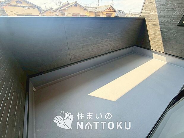 【バルコニー】奥行きが広く、洗濯物をゆったりと干せる十分な広さで、家族の洗濯も捗ります。