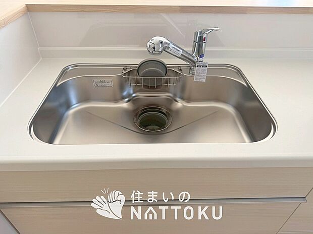 【浄水器内臓型ハンドシャワー付シンク】広々とした凸型シンクに洗剤ポケットを標準装備。すっきり収納できます。
また、蛇口の先端に浄水器を内蔵しているため場所をとりません。
