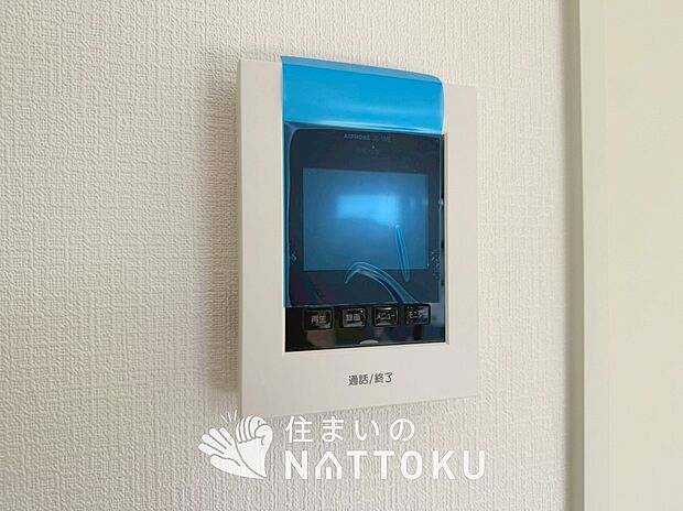 【TVモニター付インターホン】手放し通話ができ、送話表示灯で送話・受話状態が確認できます。
映像と音声で玄関先の様子をチェックできるモニター機能や、夜間の訪問者の顔も確認できるLEDライトを装備しています。