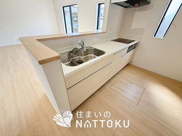 【現地写真（キッチン）】収納たっぷりのシステムキッチン、浄水器付水栓を標準装備しています。