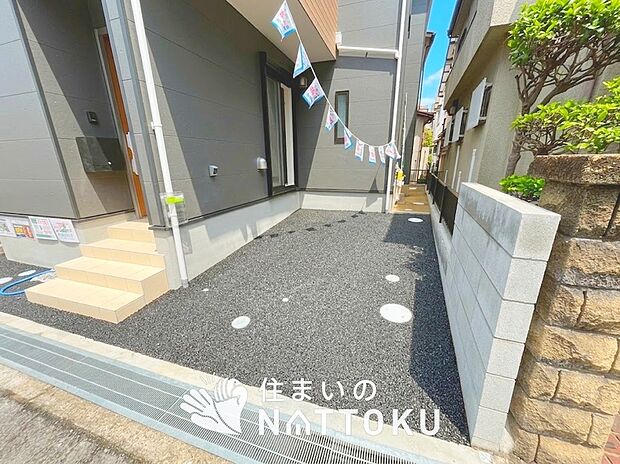 【現地写真（駐車場）】駐車スペースが広く、運転が苦手な方も安心です。