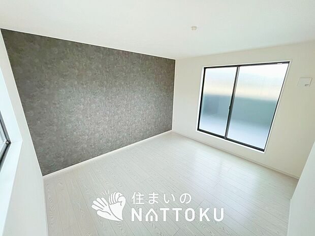 【現地写真(寝室)】木目の美しさを際立たせるシンプルデザインの建具を使用しています。