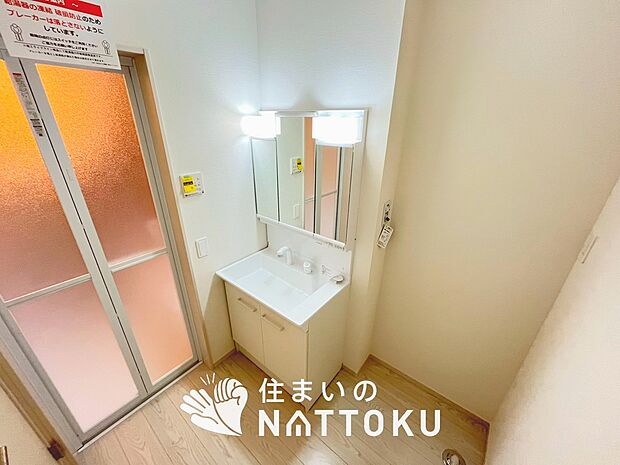 【洗面台・洗面所】鏡の両サイドは、必要なものを取出しやすく、大きな鏡面で朝の準備も快適。
使いやすいリフトアップ機能付きのシングルレバーシャワー水栓付です。