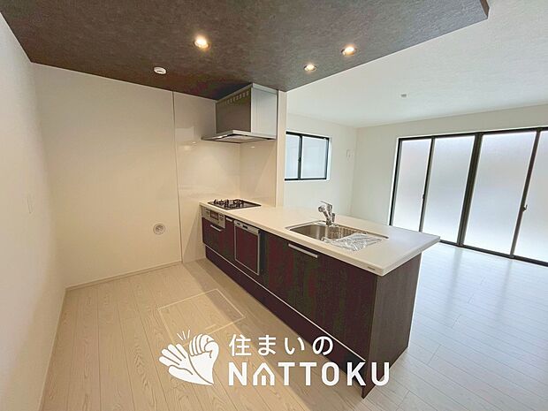 【現地写真(キッチン)】収納たっぷりのシステムキッチン、浄水器付水栓を標準装備しています。