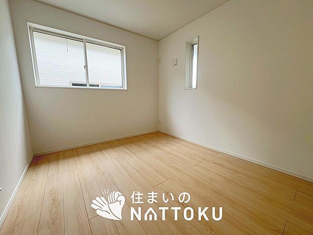 【現地写真（洋室）】木目の美しさを際立たせるシンプルデザインの建具を使用しています。