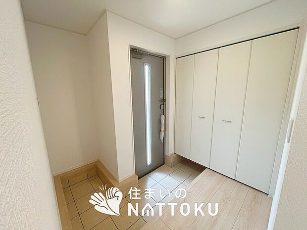 【現地写真（玄関）】玄関には、大型のシューズ収納を設置しています。