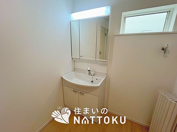 【洗面台・洗面所】鏡の両サイドは、必要なものを取出しやすく、大きな鏡面で朝の準備も快適。
使いやすいリフトアップ機能付きのシングルレバーシャワー水栓付です。
