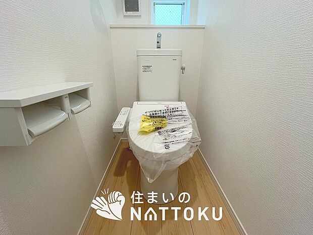 【トイレ】汚れてもサッとひと拭きでお手入れ簡単、エコ仕様の温水洗浄便座付きのトイレです。
バリアフリーにも配慮しています。
