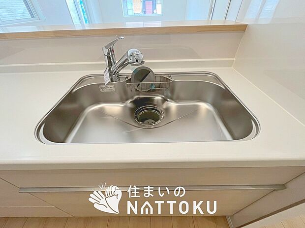 【浄水器内臓型ハンドシャワー付シンク】広々とした凸型シンクに洗剤ポケットを標準装備。すっきり収納できます。
また、蛇口の先端に浄水器を内蔵しているため場所をとりません。
