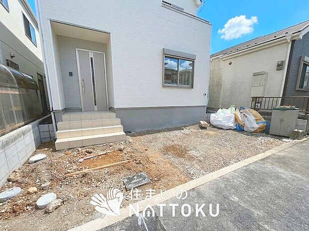 【現地写真（駐車場）】駐車スペースが広く、運転が苦手な方も安心です。