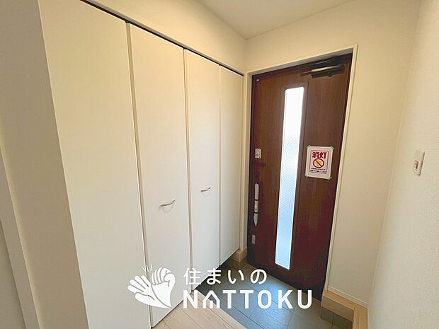 【現地写真（玄関）】玄関には、大型のシューズ収納を設置しています。