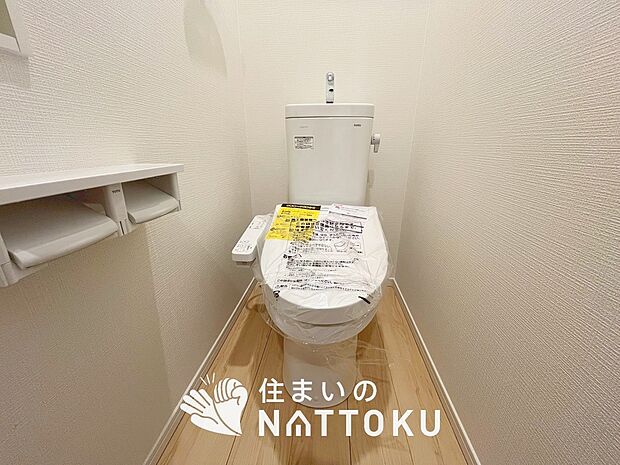 【トイレ】汚れてもサッとひと拭きでお手入れ簡単、エコ仕様の温水洗浄便座付きのトイレです。
バリアフリーにも配慮しています。

