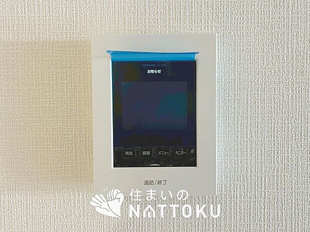 【TVモニター付インターホン】手放し通話ができ、送話表示灯で送話・受話状態が確認できます。
映像と音声で玄関先の様子をチェックできるモニター機能や、夜間の訪問者の顔も確認できるLEDライトを装備しています。