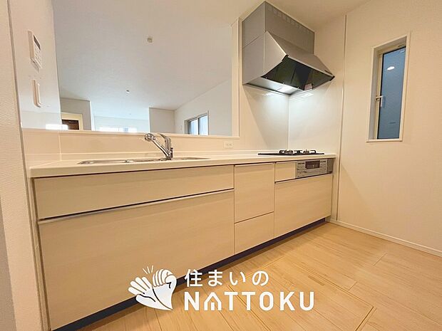 【現地写真（キッチン）】収納たっぷりのシステムキッチン、浄水器付水栓を標準装備しています。