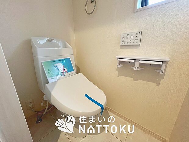 【トイレ】汚れてもサッとひと拭きでお手入れ簡単、エコ仕様の温水洗浄便座付きのトイレです。
バリアフリーにも配慮しています。