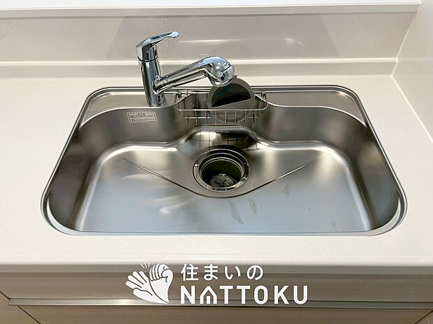 【浄水器内臓ハンドシャワー付シンク】広々とした凸型シンクに洗剤ポケットを標準装備。すっきり収納できます。
また、蛇口の先端に浄水器を内蔵しているため場所をとりません。
