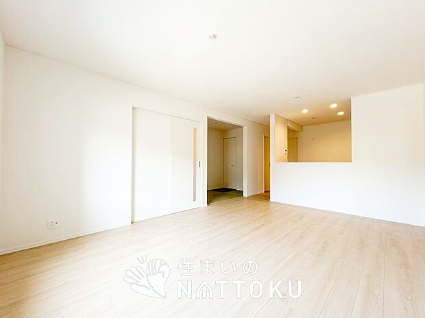 【現地写真（リビング）】フローリング材には、木目、色調など木材特有の風合いがあり、ナチュラルな美しさになっています。