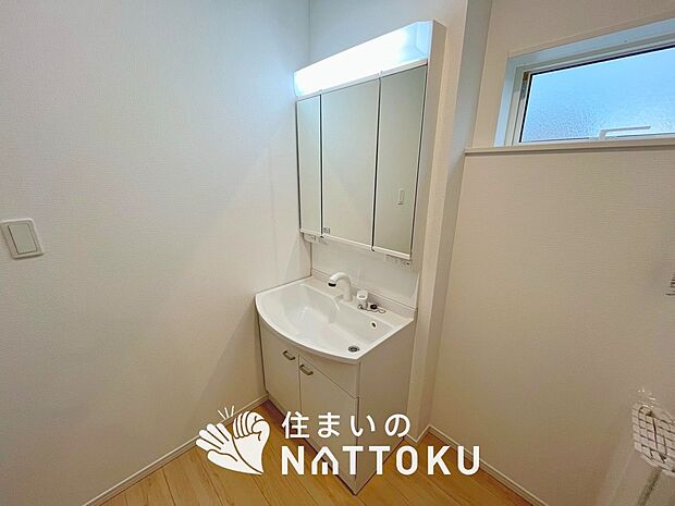 【洗面台・洗面所】鏡の両サイドは、必要なものを取出しやすく、大きな鏡面で朝の準備も快適。
使いやすいリフトアップ機能付きのシングルレバーシャワー水栓付です。
