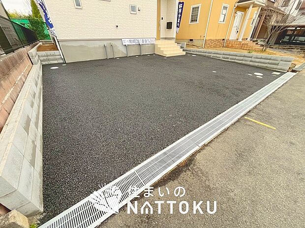 【現地写真（駐車場）】駐車スペースが広く、運転が苦手な方も安心です。