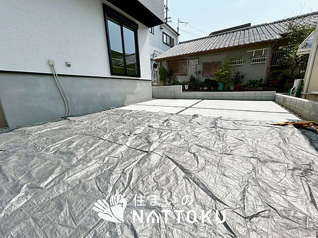 【現地写真(駐車場)】駐車スペースが広く、運転が苦手な方も安心です。