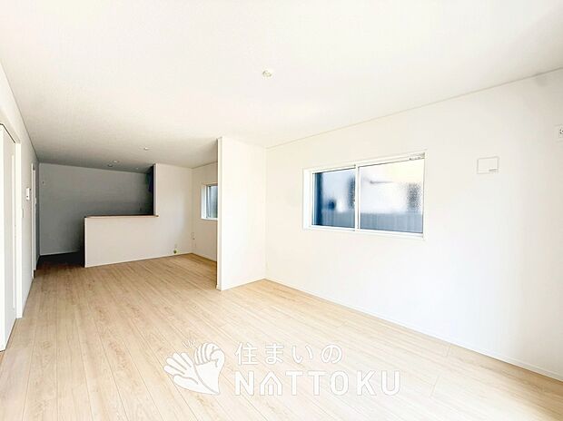 【現地写真(リビング)】フローリング材には、木目、色調など木材特有の風合いがあり、ナチュラルな美しさになっています。