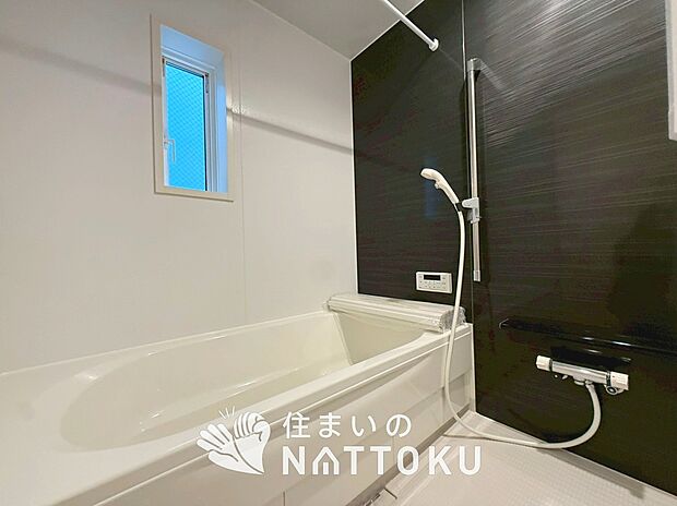 【現地写真(浴室)】浴室暖房乾燥機付き。1坪タイプで広々です。